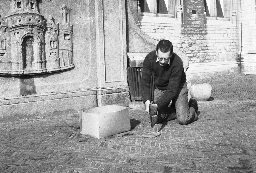 image Thom Puckey 30 photos. Solo performance. 'Speech on Behaviouralism', The Market Square, Middelburg. 3