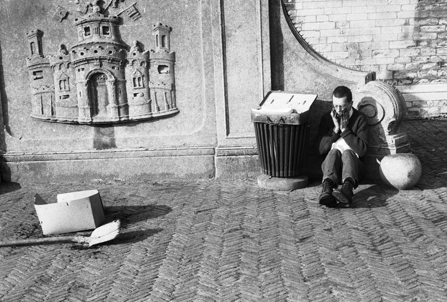 image Thom Puckey 30 photos. Solo performance. 'Speech on Behaviouralism', The Market Square, Middelburg. 8