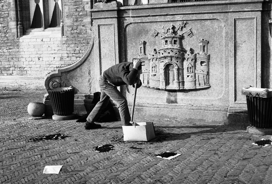 image Thom Puckey 30 photos. Solo performance. 'Speech on Behaviouralism', The Market Square, Middelburg. 10