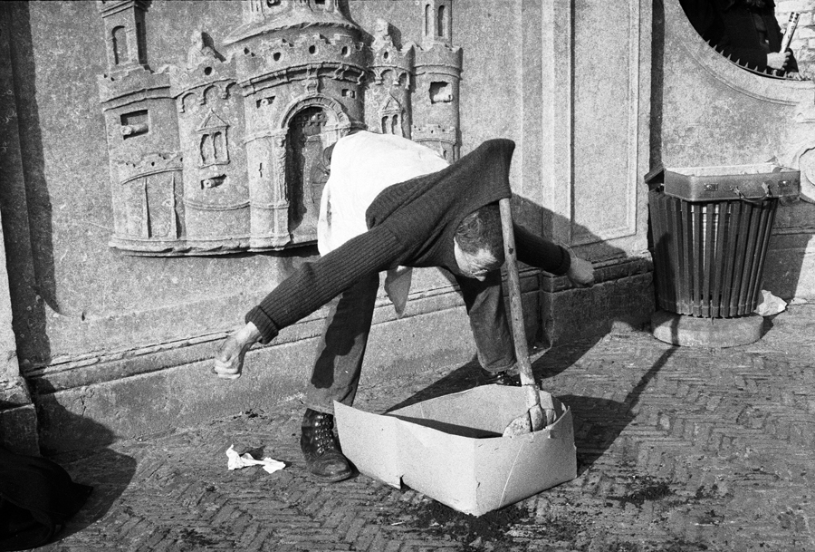 image Thom Puckey 30 photos. Solo performance. 'Speech on Behaviouralism', The Market Square, Middelburg. 27