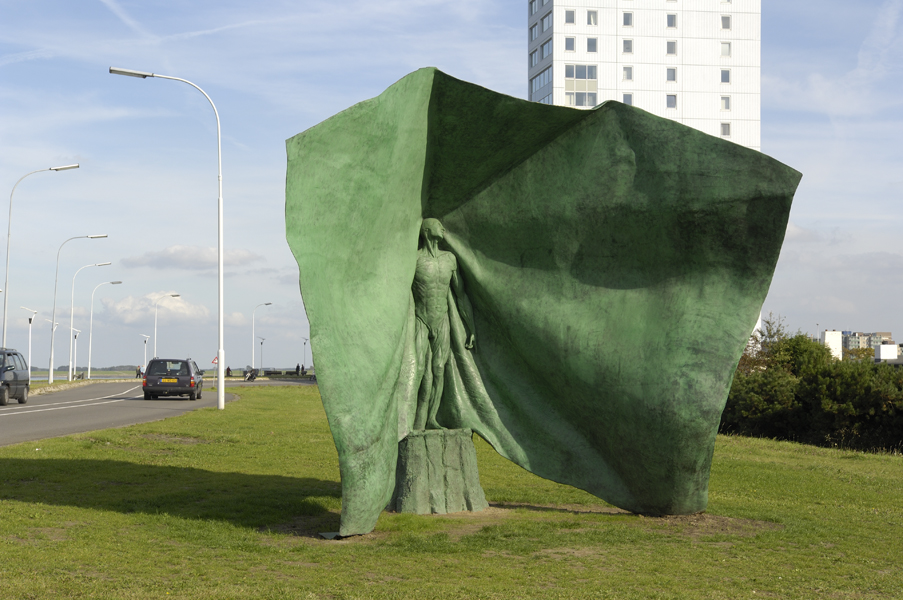 image Thom Puckey The Vesalius Sculpture, Scheldeboulevard, Terneuzen, Zeeuws Vlaanderen. 4